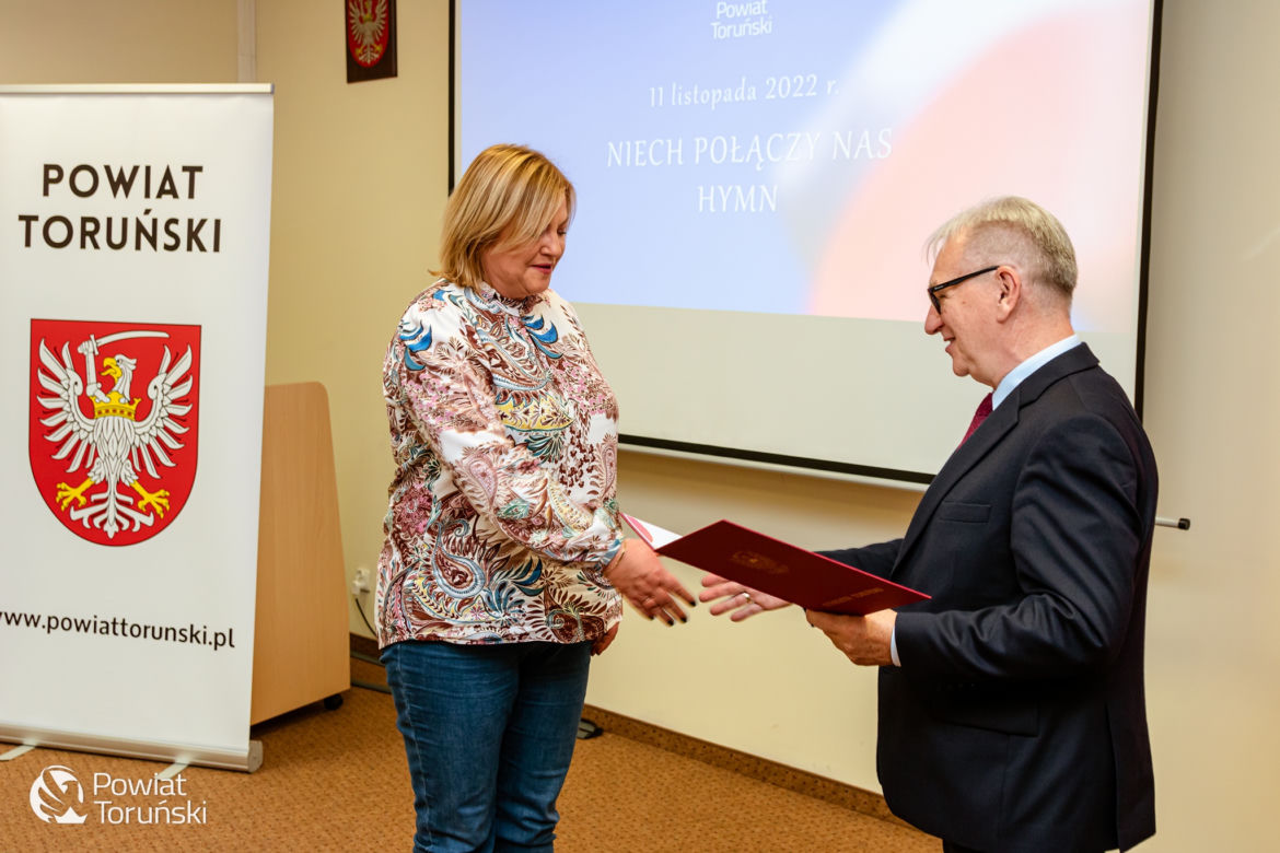 „Niech połączy nas hymn” - piękna, kolorowa premiera w siedzibie Starostwa Powiatowego