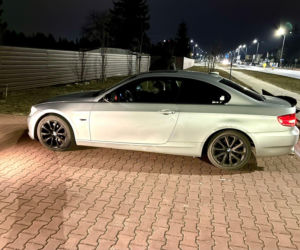 BMW pędziło ulicą Szybowników w Lesznie. Kierował nim... 16-latek!