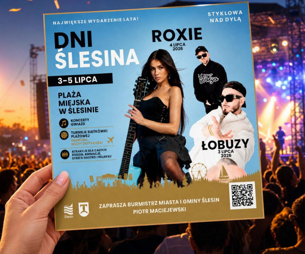 Dłoń trzymająca ulotkę Dni Ślesina na tle tłumu pod sceną. O koncertach Roxie i Łobuzów przeczytasz na VOX FM.