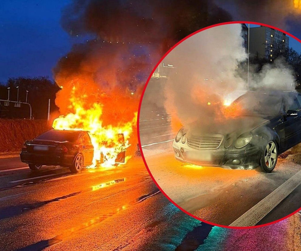 Potężny pożar Mercedesa na skzyżowaniu! Czarny dym widać było z daleka