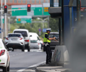 Policjanci kryją się za windą