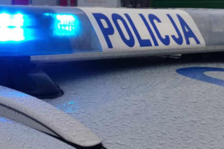  49-latek ruszył na policjantów z siekierą, stracił luksusowe auto