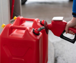 Niemcy szturmują polskie stacje paliw! Kolejki, kanistry i kontrole celne. „U was jest o połowę taniej!”