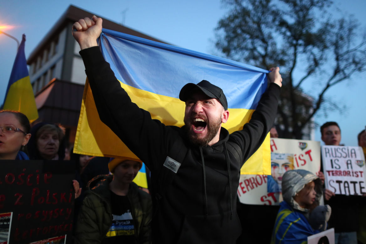 Protest przed ambasadą Rosji w Warszawie. Tłum skanduje” "Putin won!"