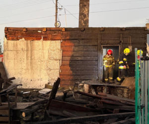 Pożar domu w Wielkiej Wsi. Jedna osoba poszkodowana, gmina organizuje pomoc przed świetami