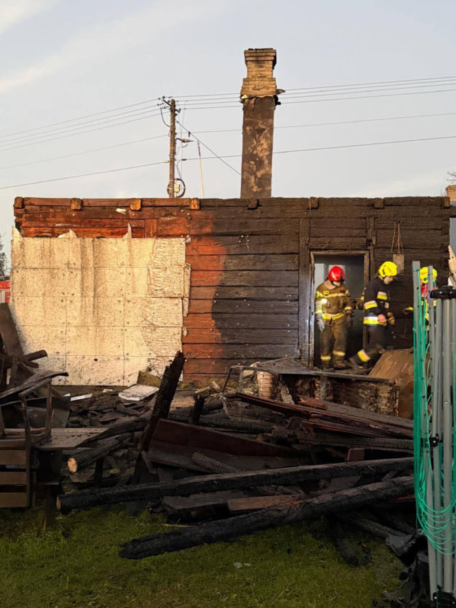 Pożar domu w Wielkiej Wsi. Jedna osoba poszkodowana, gmina organizuje pomoc przed świetami