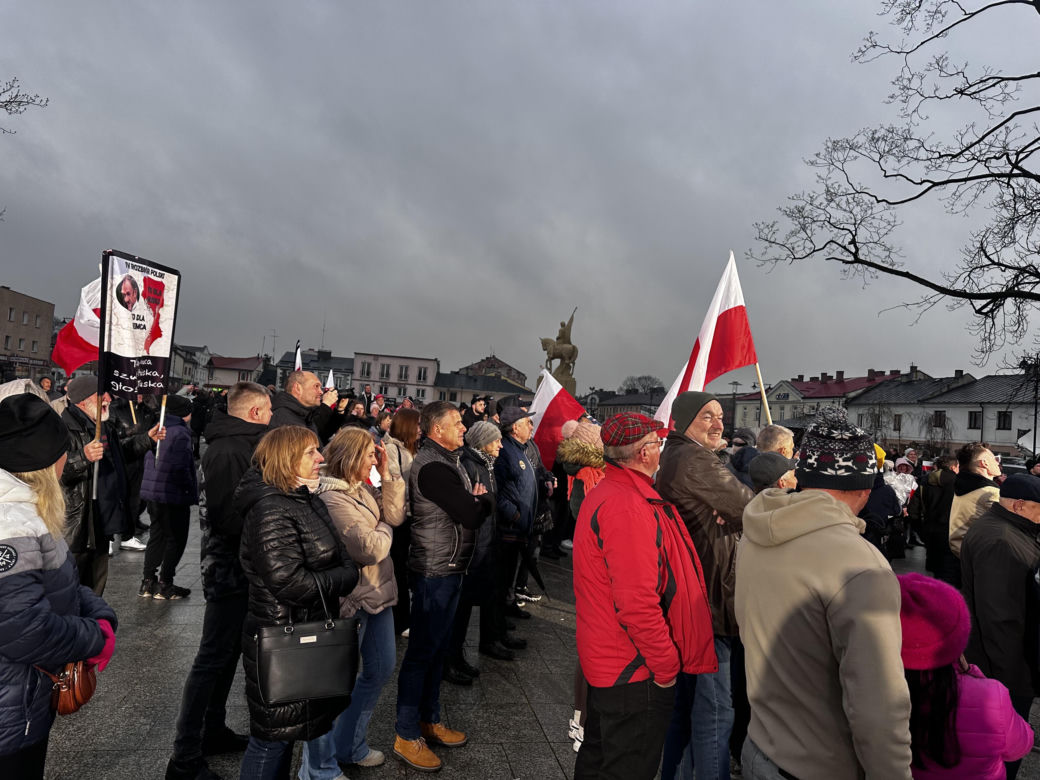Chaos w Końskich. Dwie debaty prezydenckie, tłumy ludzi na rynku 