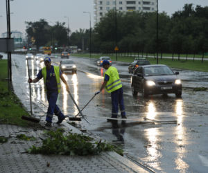 Nawałnica w WARSZAWIE: Ulice pod wodą, połamane drzewa – paraliż komunikacyjny