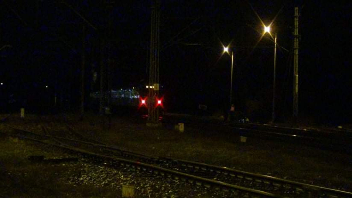 Usiadł na torach i czekał na nadjeżdżający pociąg. Maszynista nie miał szans wyhamować 