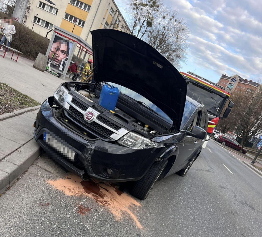 „Wyczynowiec” na Bielanach kierował z 3,4 promila alkoholu. Skosił wysepkę, cudem nie wjechał w przystanek