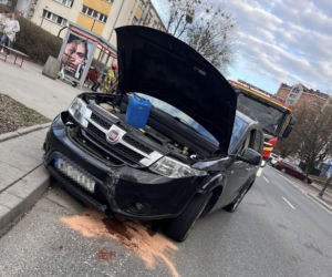 Wyczynowiec na Bielanach kierował z 3,4 promila alkoholu. Skosił wysepkę, cudem nie wjechał w przystanek