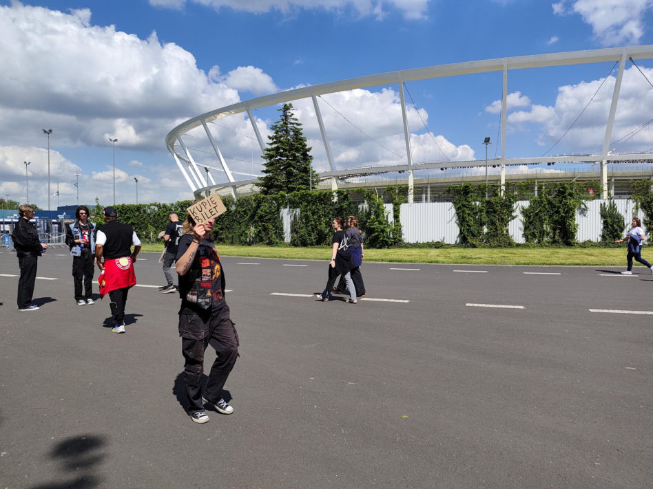 Długie kolejki i tłum fanów przed koncertem Metaliki