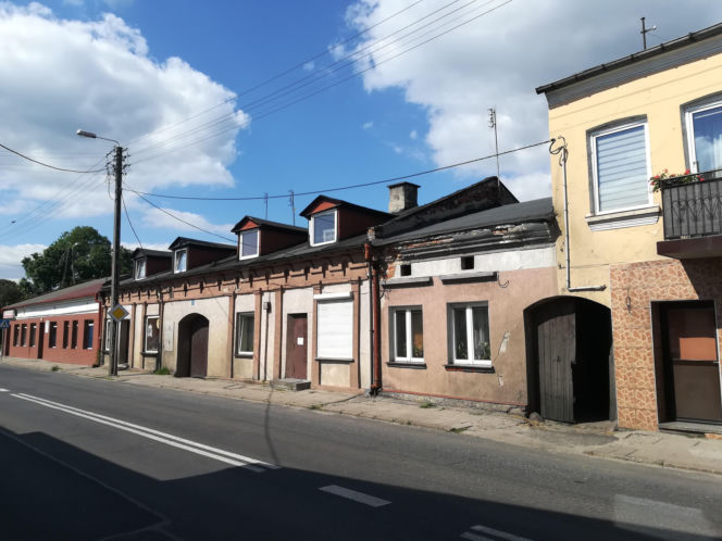 To miasto ma jeden z najpiękniejszych pałaców w Łódzkiem. Zachwyca też klasztorem