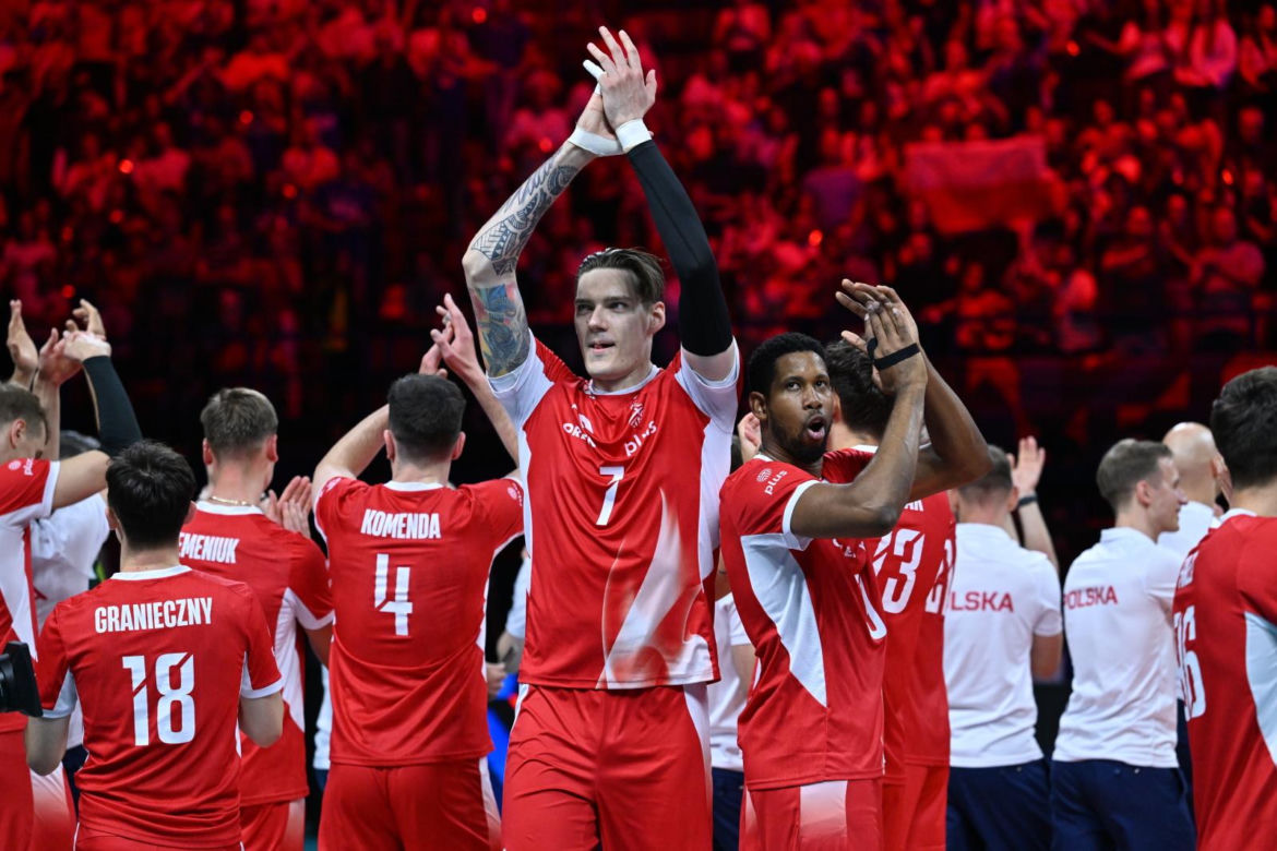 Siatkarze reprezentacji Polski podczas ceremonii dekorcji po meczu finałowym mistrzostw Europy z Francją