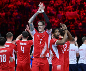 Siatkarze reprezentacji Polski podczas ceremonii dekorcji po meczu finałowym mistrzostw Europy z Francją
