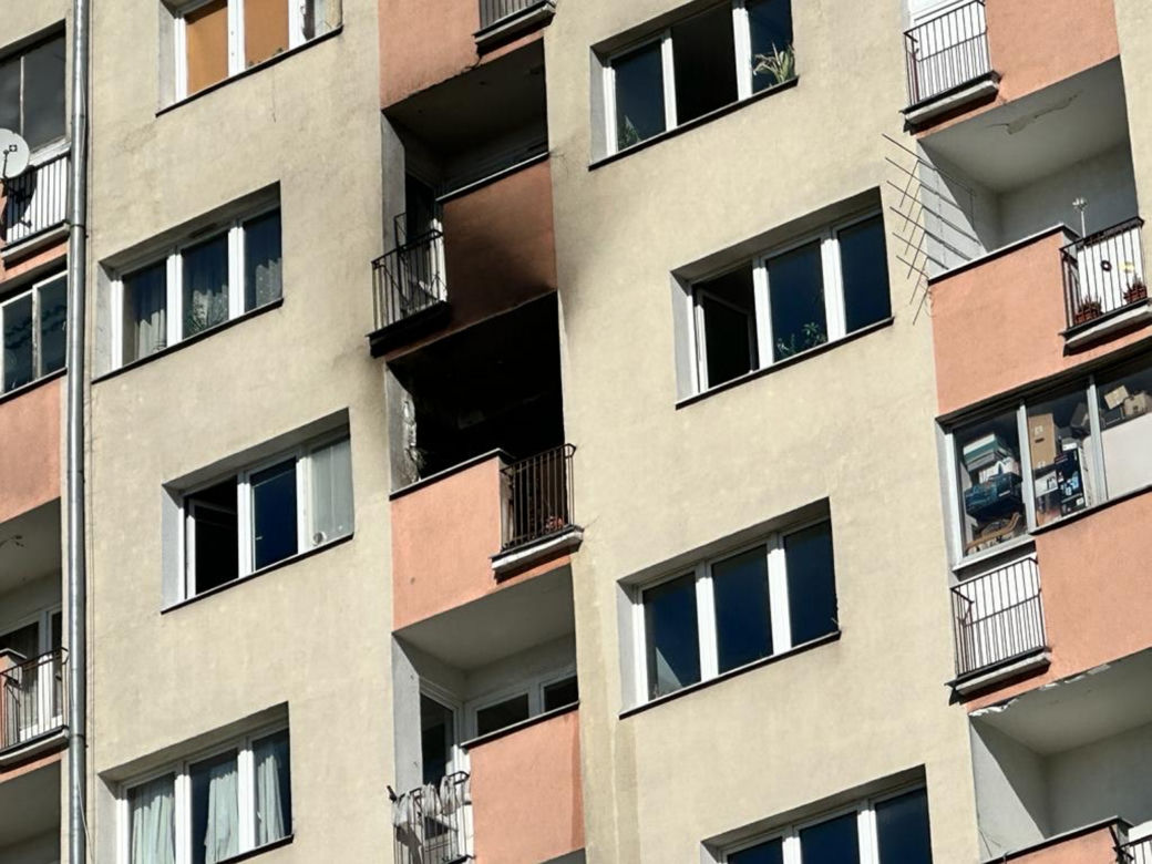 Kłęby dymu buchały z okna. Wielki pożar mieszkania na Ochocie! 