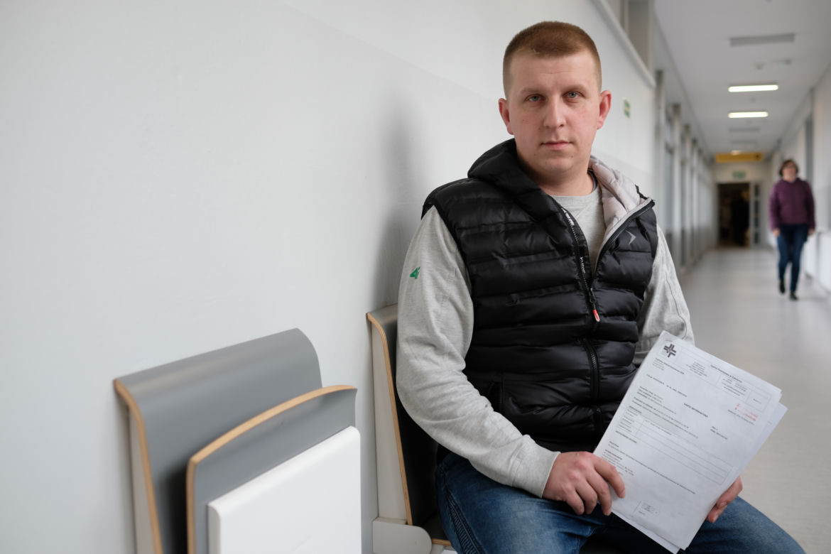 Do szpitala przyszła sama. Teraz rusza tylko oczami.