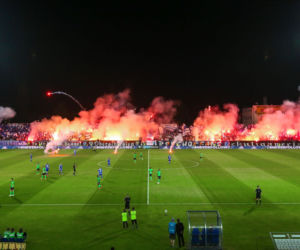 Chorzów: Zadyma na stadionie Ruchu. Kibole odpalili race i wdarli się na murawę [GALERIA]