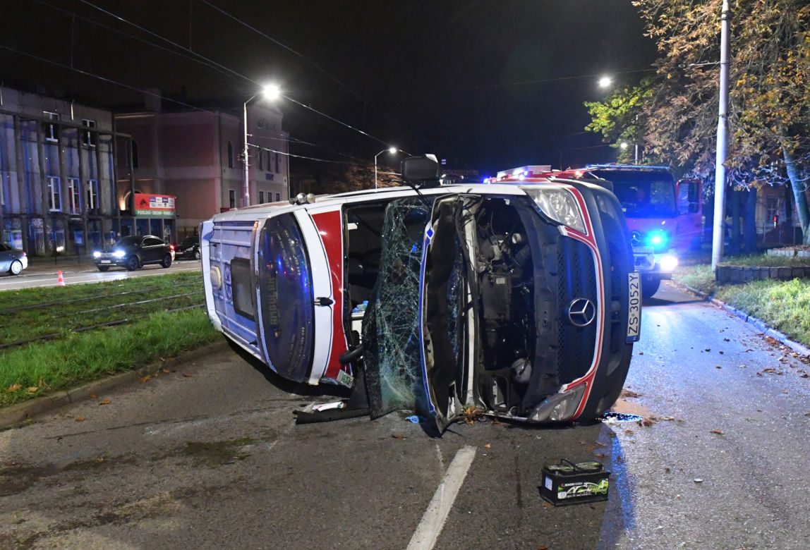 Szczecin: Wypadek karetki pogotowia.