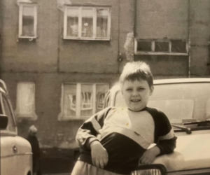 Karol Nawrocki kończy 43 lata! Zobacz, jak wyglądał w dzieciństwie