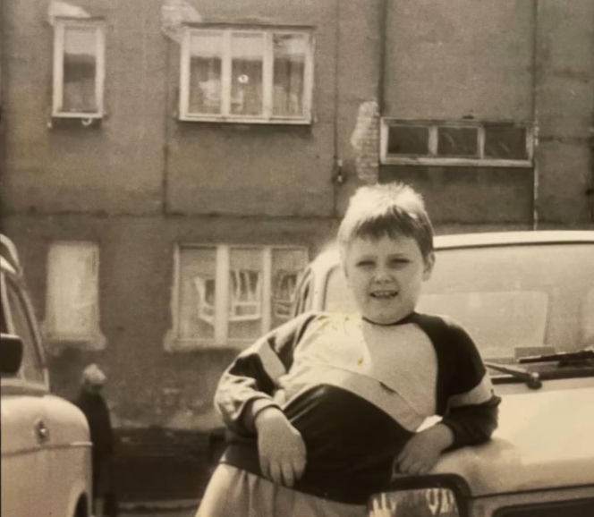 Karol Nawrocki kończy 43 lata! Zobacz, jak wyglądał w dzieciństwie