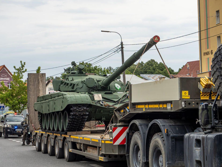 Muzeum w Orzyszu z pancernym wzmocnieniem. Czołg T-72 stanął na placu jako nowy eksponat