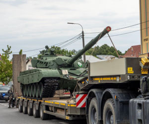 Muzeum w Orzyszu z pancernym wzmocnieniem. Czołg T-72 stanął na placu jako nowy eksponat
