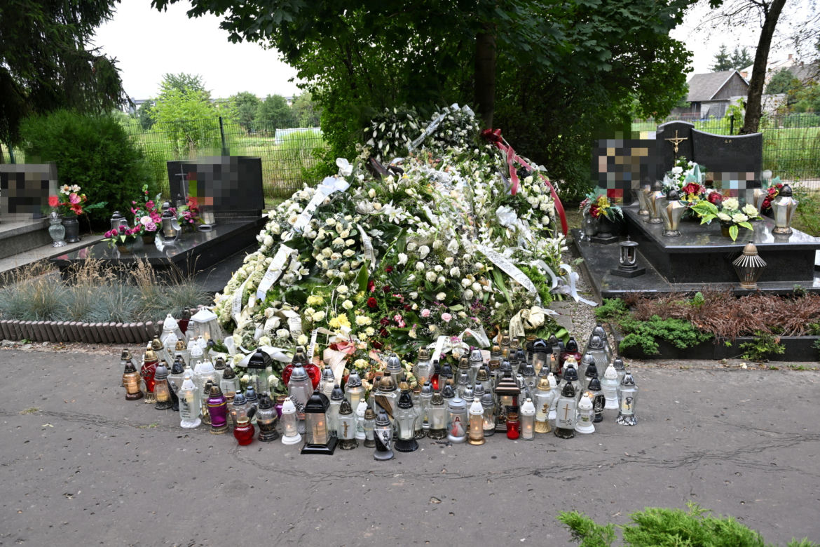 Grób syna Sylwii Peretti trzy dni po pogrzebie