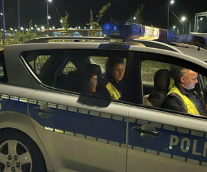 Szokujący wypadek na POW. Auto zawisło miedzy barierkami