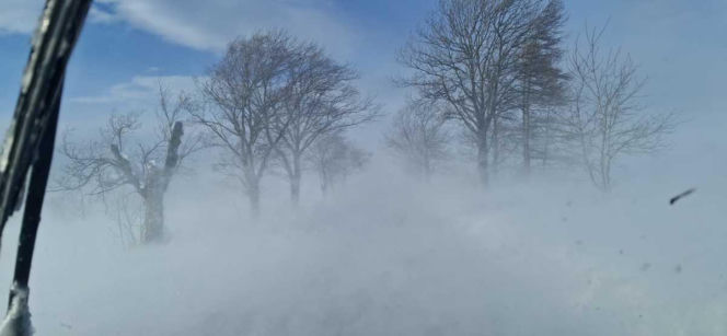 Zamieć śnieżna uwięziła kierowców w samochodach