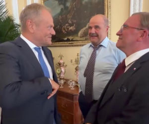 Artur Barciś chciał sprawdzić czy Tusk nosi perukę