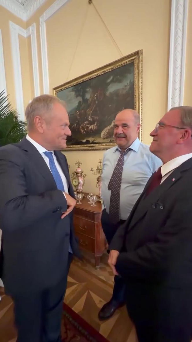 Artur Barciś chciał sprawdzić czy Tusk nosi perukę