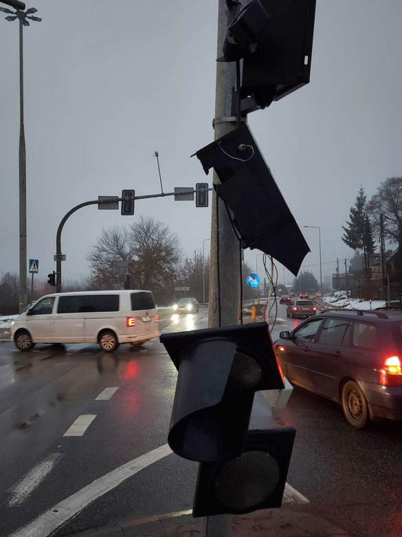 Na skrzyżowaniu ulic Radomskiej, Kieleckiej i Niepodległości zderzyły się dwie osobówki