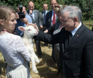 Jarosław Kaczyński w gospodarstwie w Kubalinie