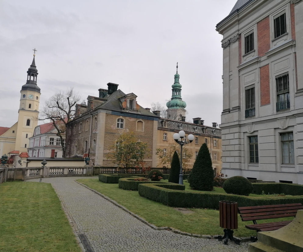 Zabytkowa architektura Pszczyny z widokiem na wieże kościołów i zamek. O Perle Górnego Śląska przeczytasz na Eska Śląskie.