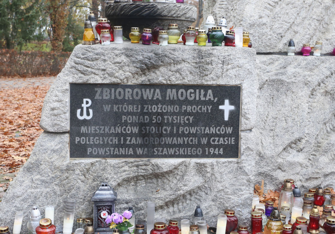 Morze zniczy pod pomnikiem "Polegli Niepokonani" na Woli