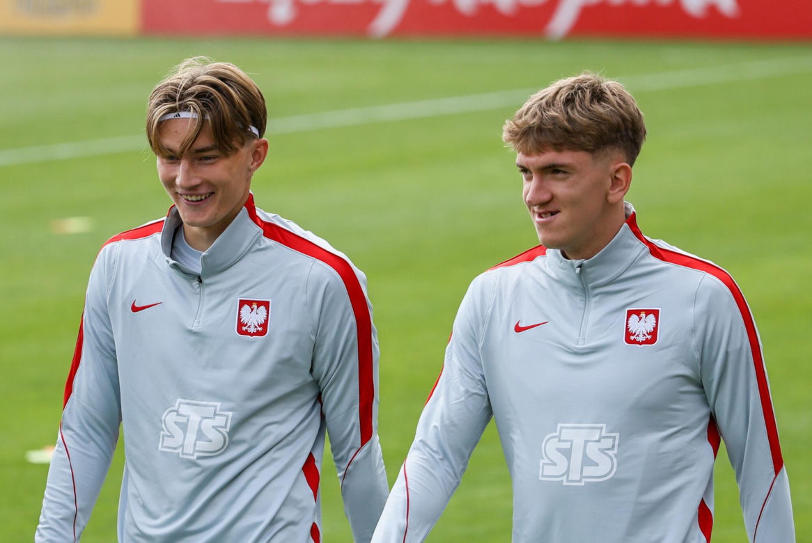 Piłkarz Wojciech Mońka całuje się z dziewczyną