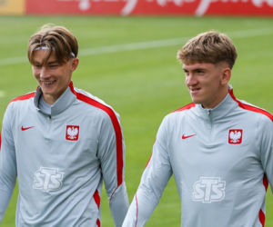 Piłkarz Wojciech Mońka całuje się z dziewczyną
