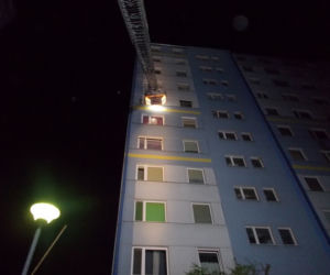 Nocny pożar w wieżowcu w Gnieźnie