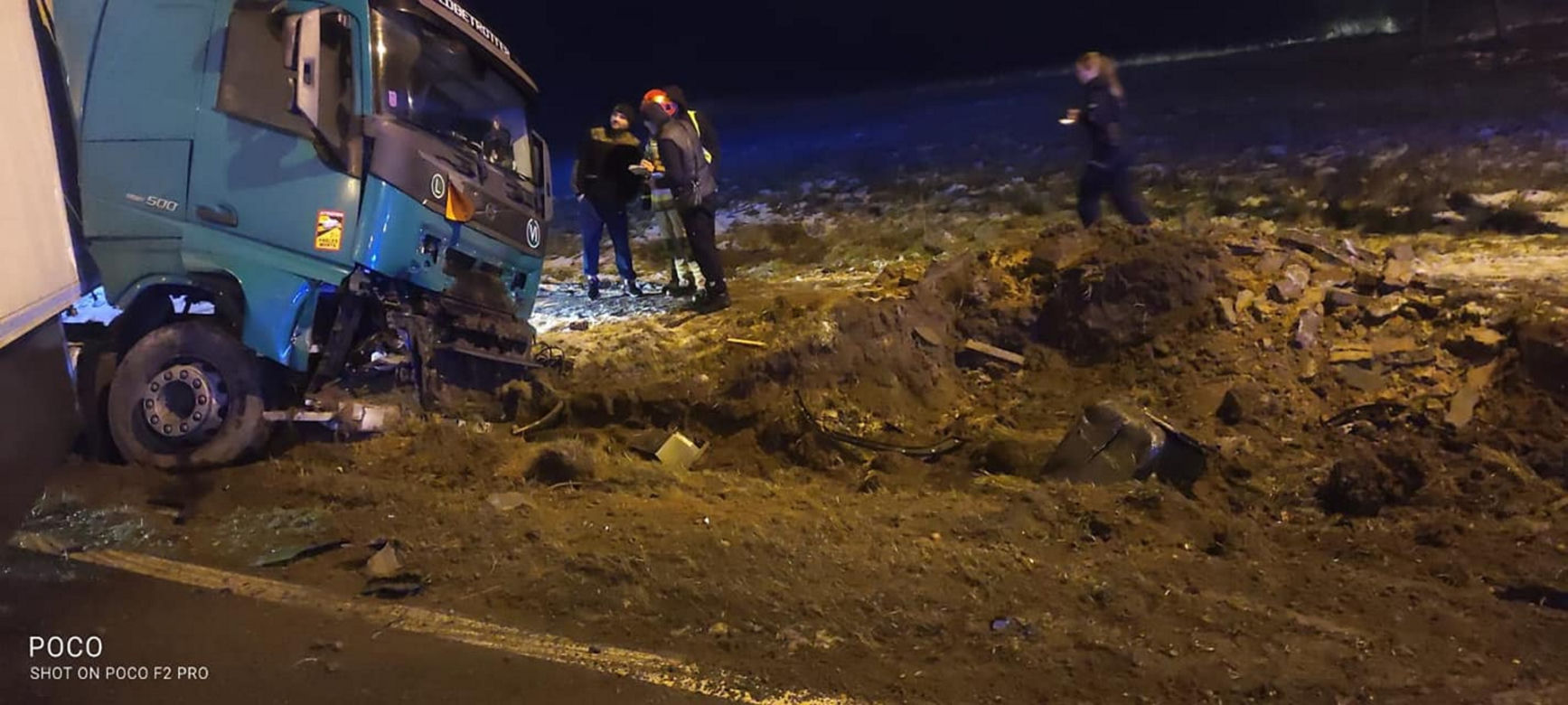 Wypadek pod Legionowem, osobówka zderzyła się z tirem. 3 osoby w szpitalu