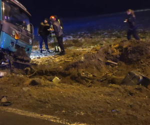 Wypadek pod Legionowem, osobówka zderzyła się z tirem. 3 osoby w szpitalu