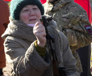 Wojna na Ukrainie. Kobiety pod bronią - coraz więcej Ukrainek wstępuje do armii. Dzieci też szkolą. 