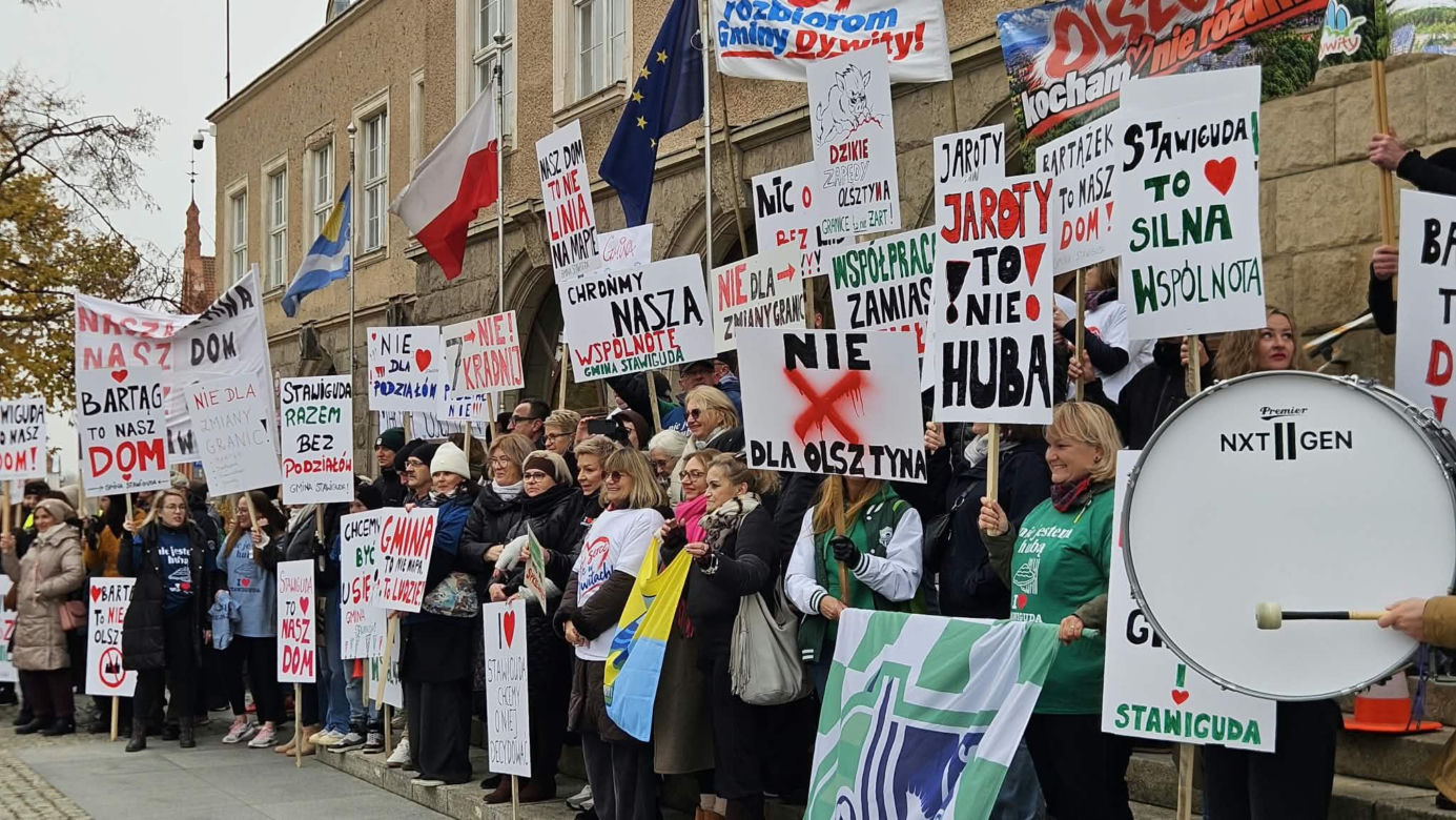 Poszerzenie granic administracyjnych Olsztyna kosztem Stawigudy i Dywit: mieszkańcy gmin protestowali przed ratuszem, byli prezydenci miasta popierają