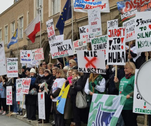Poszerzenie granic administracyjnych Olsztyna kosztem Stawigudy i Dywit: mieszkańcy gmin protestowali przed ratuszem, byli prezydenci miasta popierają