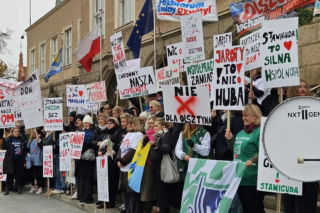 Poszerzenie granic administracyjnych Olsztyna kosztem Stawigudy i Dywit: mieszkańcy gmin protestowali przed ratuszem, byli prezydenci miasta popierają