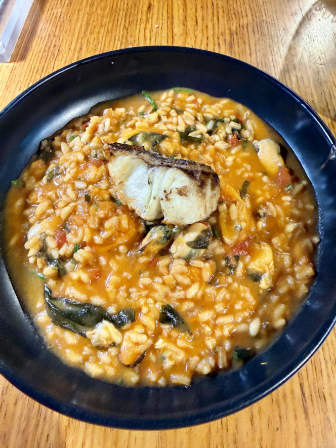 Kremowy ryż z carabineiro i owocami morza w Akua