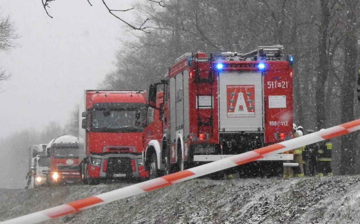 Koszmarny wypadek od Mińskiem Mazowieckim. Osobówka zmiażdżona przez tira, kierowca nie żyje