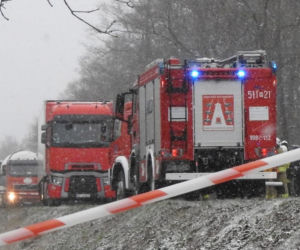 Koszmarny wypadek od Mińskiem Mazowieckim. Osobówka zmiażdżona przez tira, kierowca nie żyje