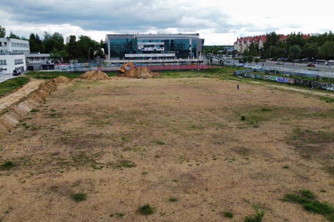 Mieszkańcy doczekają się pierwszego pełnowymiarowego boiska do piłki nożnej. "Prace idą pełna parą"