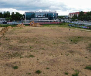 Mieszkańcy doczekają się pierwszego pełnowymiarowego boiska do piłki nożnej. Prace idą pełna parą